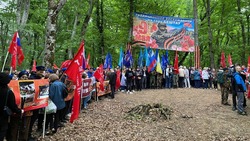Копию Знамени Победы с подписями бойцов СВО подняли на Бештау 1 мая